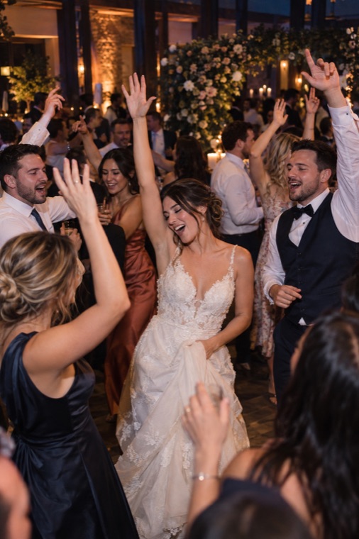 Mehrere Generationen tanzen auf einer Hochzeit