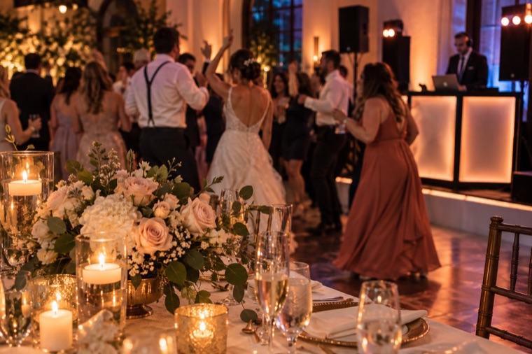 Elegante Hochzeitslocation am Abend