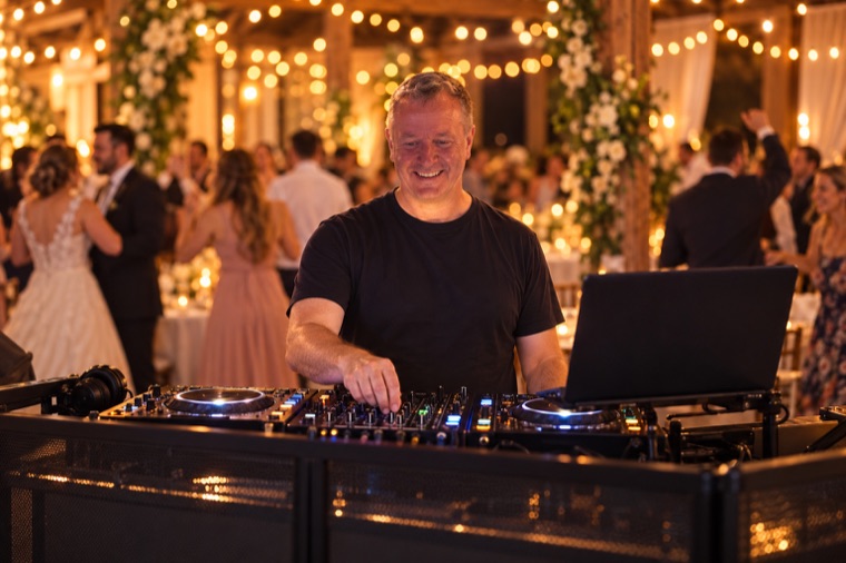 DJ Michael Benko am Mischpult einer Hochzeit