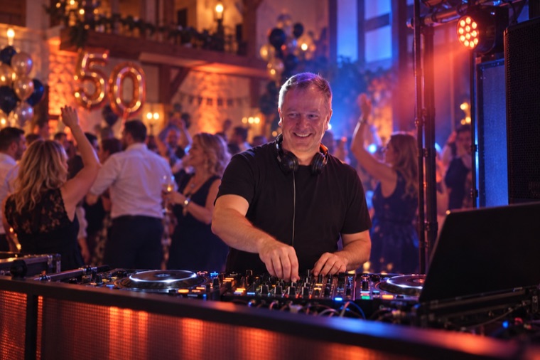 DJ Michael Benko auf einer Geburtstagsfeier
